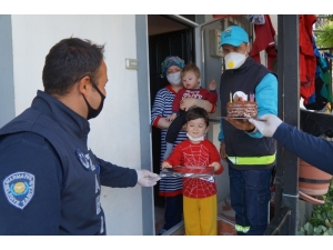 Marmaris’te Zabıtadan Küçük Çocuğa Doğum Günü Sürprizi