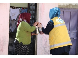 Sofralarından Sıcak Yemek Eksik Olmuyor