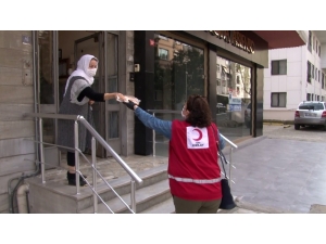 Türk Kızılay Kadıköy’de Ramazan Pidesi Dağıttı