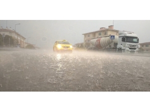 10 Dakikalık Yağmur Hayatı Felç Etti