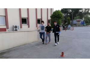 Karısı Ve Baldızını Bıçakladı, Kanlı Eşofmanıyla Polise Teslim Oldu