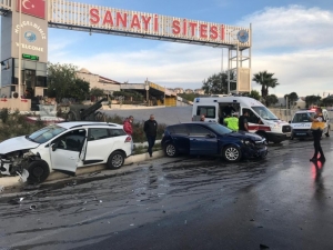 Kuşadası’nda Trafik Kazası: 2 Yaralı