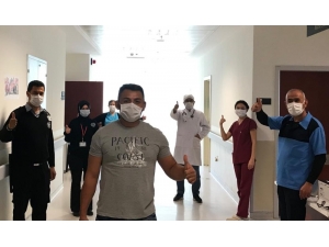 Antalya’da Korona Virüsü Yenen Hasta Alkışlarla Taburcu Edildi