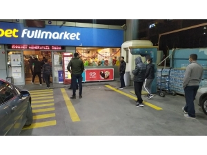 Sokağa Çıkma Kısıtlamasının Ardından Vatandaşlar Benzinliklere Akın Etti