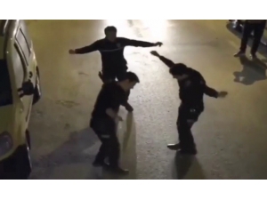 Balkondaki Vatandaşlar Çaldı, Polisler Oynadı