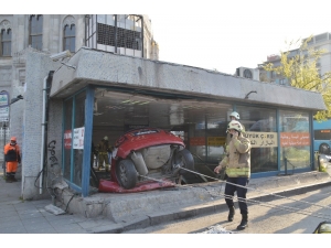 İett Otobüsüne Çarpan Araç Aksaray Yeraltı Çarşısı’na Uçtu