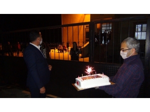 Karantinadaki İnfaz Koruma Memuru Eşe Doğum Günü Sürprizi