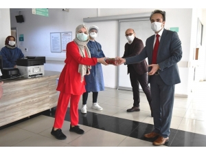 İlk Mahsul Çilekler Sağlık Çalışanlarına