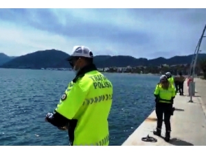 Marmaris Polisi Denizdeki Balıkları Besledi