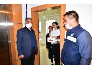Mamak Belediyesinden Evden Çıkamayan Kıza Doğum Günü Sürprizi
