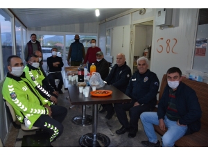 Vatandaştan Görevli Polis Memurlarına İtfar İkramı