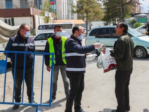 Zabıta Ekipleri Halka Maske Dağıtıyor