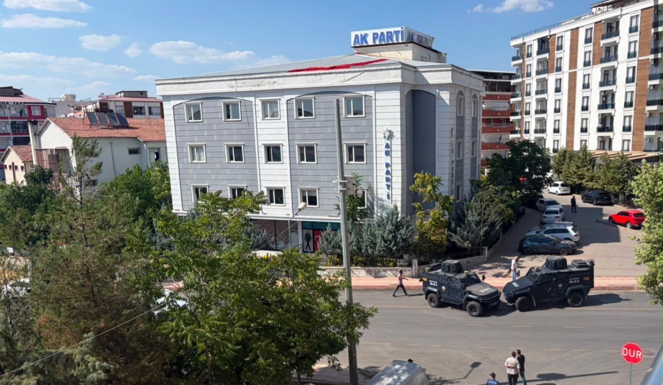 siirt-te-ak-parti-il-binasi-onune-birakilan-supheli-canta-kontrollu-patlatildi