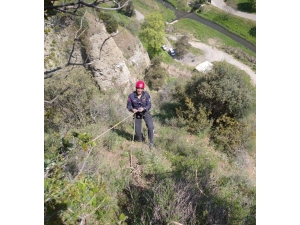 Mahsur Kalan Keçiyi İtfaiye Kurtardı