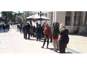 4 Gün Sonra Banka Ve Ptt Şubelerinde Uzun Kuyruklar Oluştu