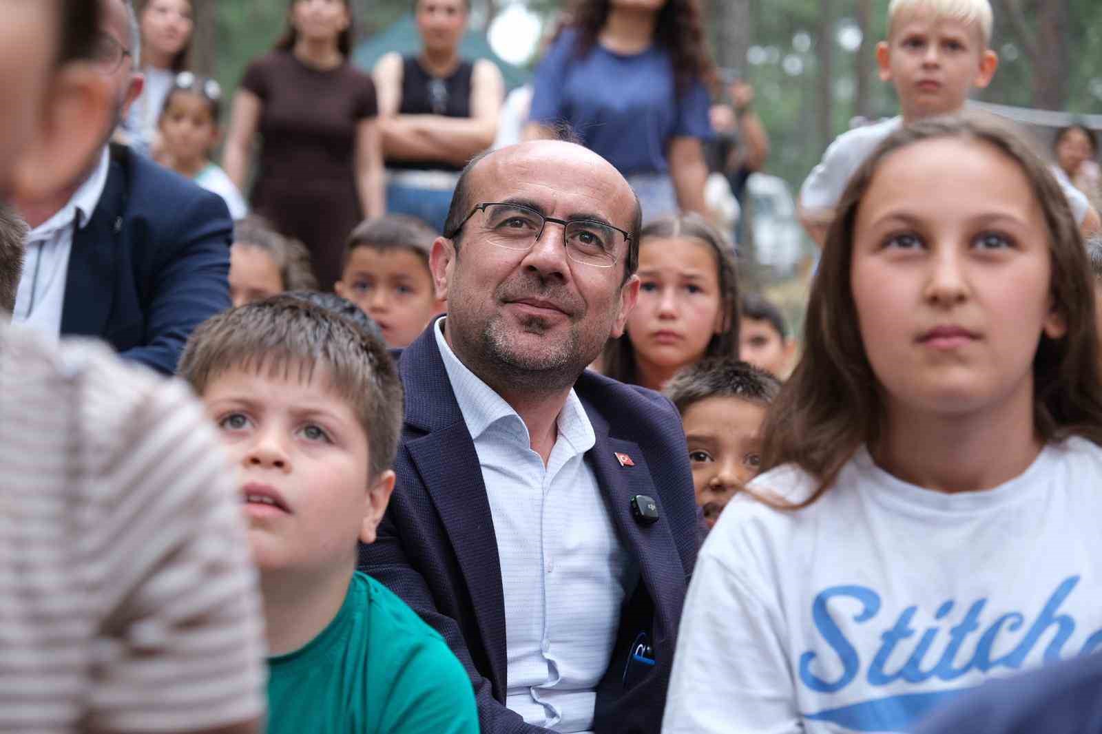 orhaneli-de-yil-sonu-sergisi-ve-cocuk-senligi-renkli-goruntulere-sahne-oldu