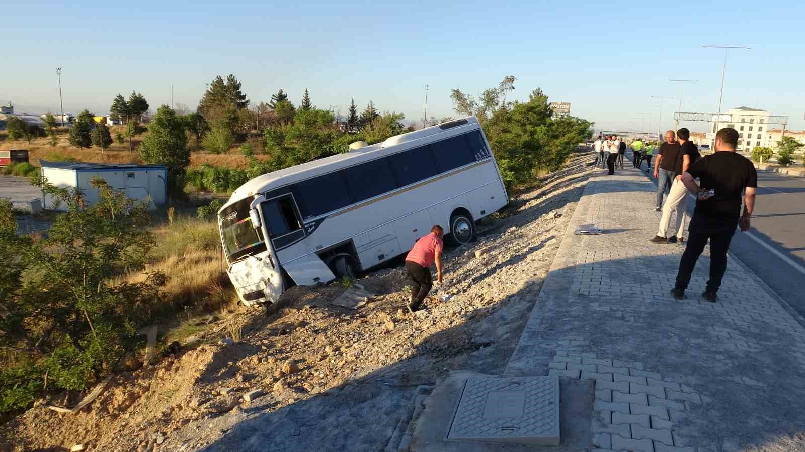 lastigi-patlayan-servis-araci-sarampole-devrildi-5-yarali