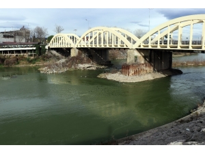 Sakarya Nehri Her Geçen Gün Daha Da Kirleniyor