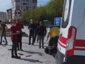 Motosiklet İle Ambulans Çarpıştı; 1 Yaralı