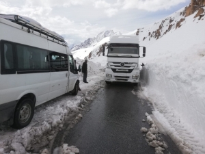 Van-bahçesaray Kara Yoluna Düşen Çığ Temizlendi