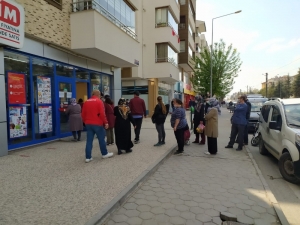 Yasağın Ardından Banka Ve Marketlerin Önünde Uzun Kuyruklar Oluştu