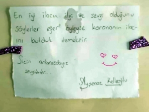 Öğrenciler Çizdikleri Resimler Ve Notlarla Sağlık Çalışanlarına Moral Oldu