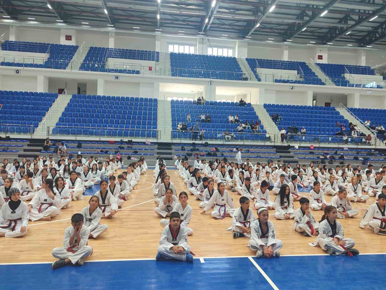 malatya-da-476-sporcu-siyah-kusak-icin-ter-doktu
