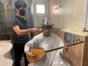 Kafasına Tencereyi Geçiren Türkücü ‘Tas Tıraşı’ Oldu