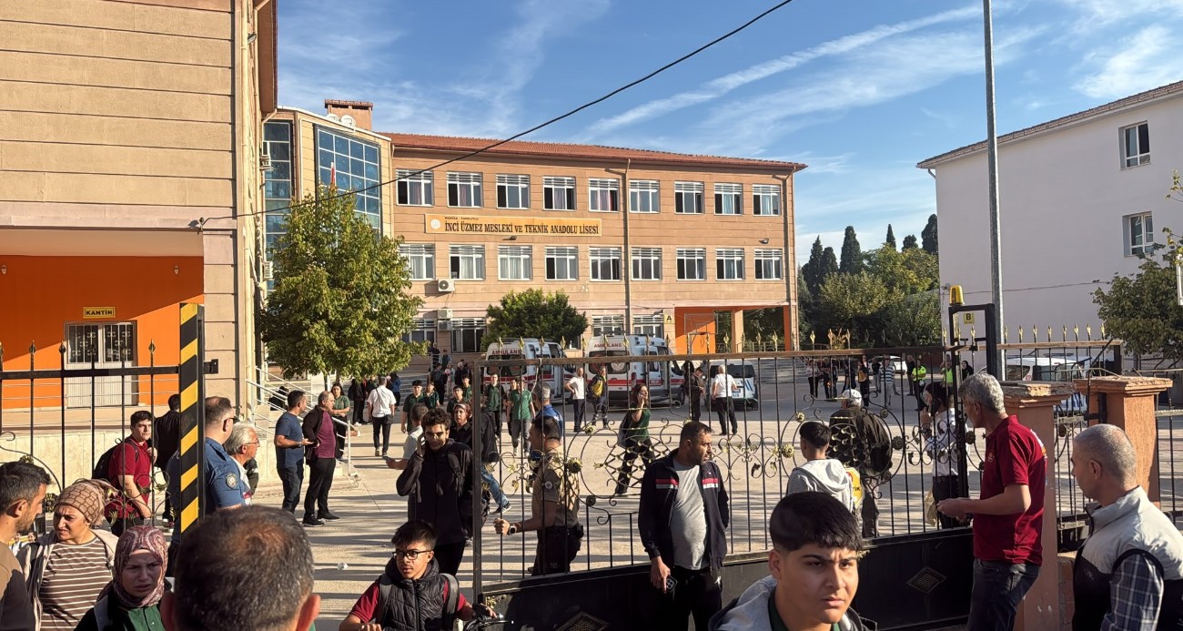 turgutlu-da-okul-onunde-silahli-saldiri-10-ogrenci-yaralandi