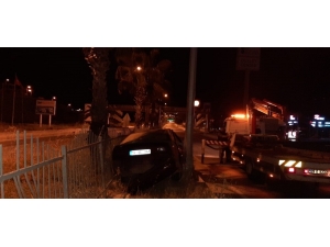 Kontrolden Çıkan Otomobil Direkle Bariyer Arasına Sıkıştı