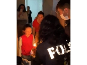 Çeşme Polisinden Minik Ada’ya Doğum Günü Sürprizi
