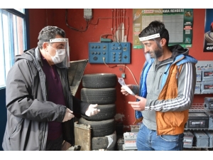 Başkan Demir Sanayi Esnafına Maske Dağıttı