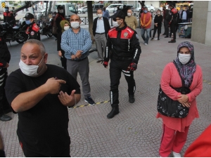 Polisin Sosyal Mesafe Uyarısına "O Benim Eşim Ayrılamam" Yanıtı Verdi