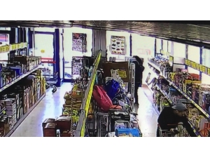 Market Zincirinden Güpegündüz Televizyon Çalınması Kamerada