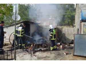 Besni’de Çatı Yangını Büyümeden Söndürüldü