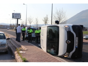 Otomobilin Çarptığı Panelvan Araç Yan Yattı