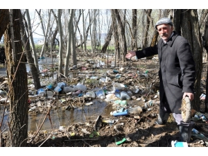 Derenin Taşmasıyla Köyün Tüm Çöpleri Bahçesinde Birikti