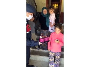 Jandarmadan Minik Azra’ya Doğum Günü Sürprizi