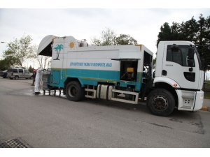 Başiskele’de Çöp Konteynerleri Yıkanarak Dezenfekte Ediliyor