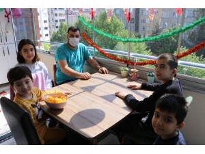 17 Arkadaşı Koronalı Çıkan Dondurmacı Ailesine Kavuştu