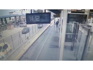 Fenalaşıp Rayların Üzerine Düşen Genç Hayatını Kaybetti...o Anlar Kamerada