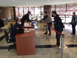 Vatandaşlara Sıkı Önlemler Altında Hizmet Veriliyor