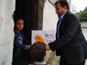 Cami İmamı İhtiyaç Sahiplerinin Yardımına Koşuyor