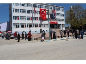 Ramazan Ayında Kurulan İlk Pazarda Uzun Kuyruklar Oluştu