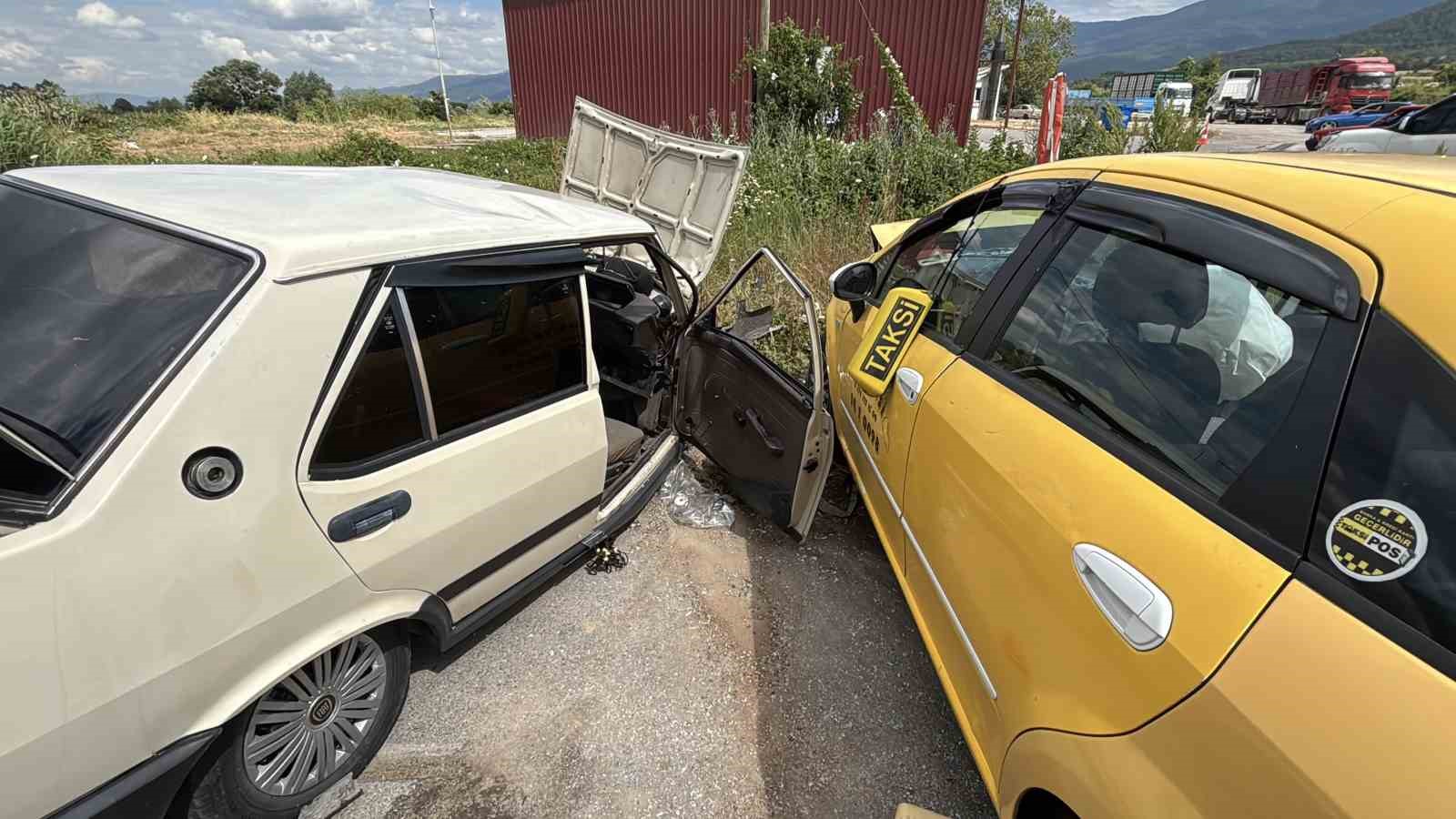 bolu-da-ticari-taksi-ile-otomobil-carpisti-5-yarali