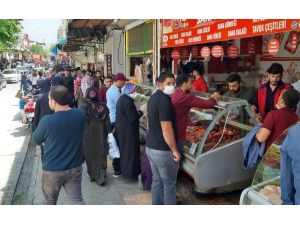 Şanlıurfa’da Vatandaşlar Sakatat Almak İçin Yarıştı