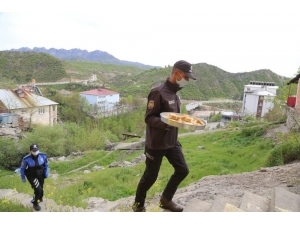 Vefa Grubu, Fadime Teyzenin Hayrını Kapı Kapı Dağıttı