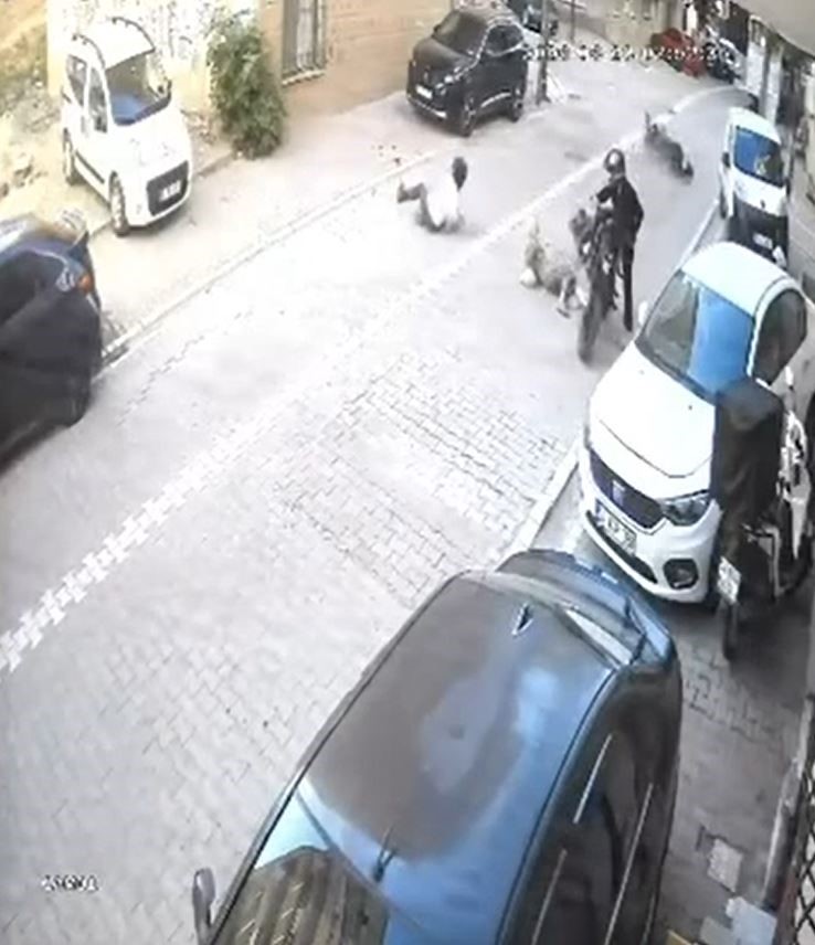gaza-fazla-basinca-motosiklet-on-kaldirarak-ileri-firladi-yoldan-gecen-kadina-carpti