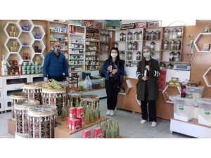 Sağlık Çalışanlarına Aktardan Keçi Boynuzu Pekmezi