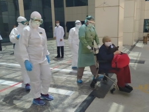 56 Yaşındaki Korona Virüs Hastası Kadın Alkışlarla Taburcu Oldu